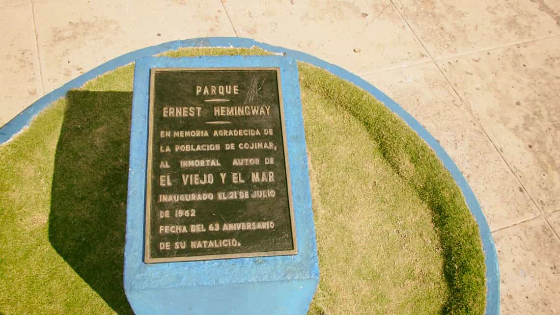 Detalle de la dedicatoria en el Parque Hemingway en las inmediaciones del Torreon de Cojimar