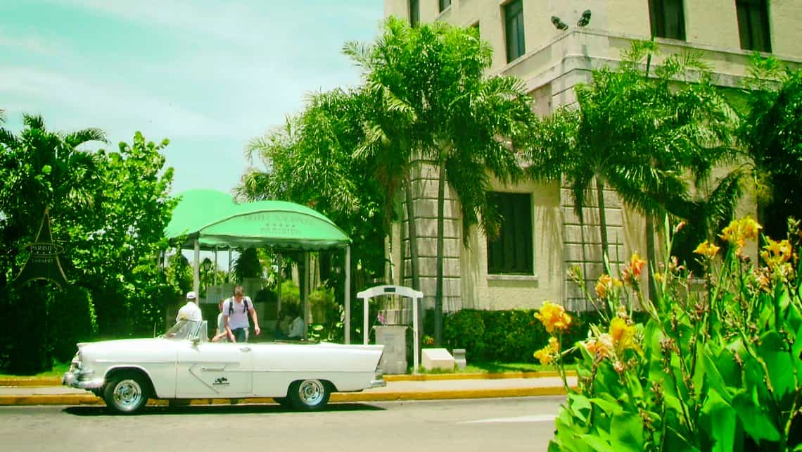 Coche antiguo recoge a turistas en el Hotel Nacional de Cuba
