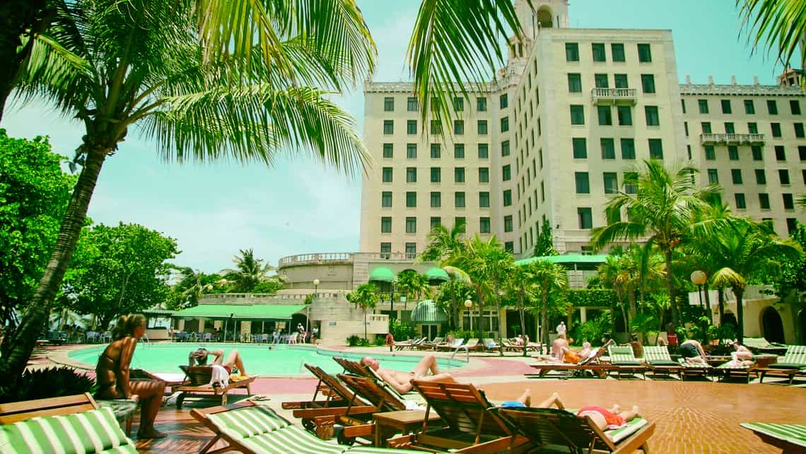 Turistas descansan en el area de la piscina del Hotel Nacional de Cuba