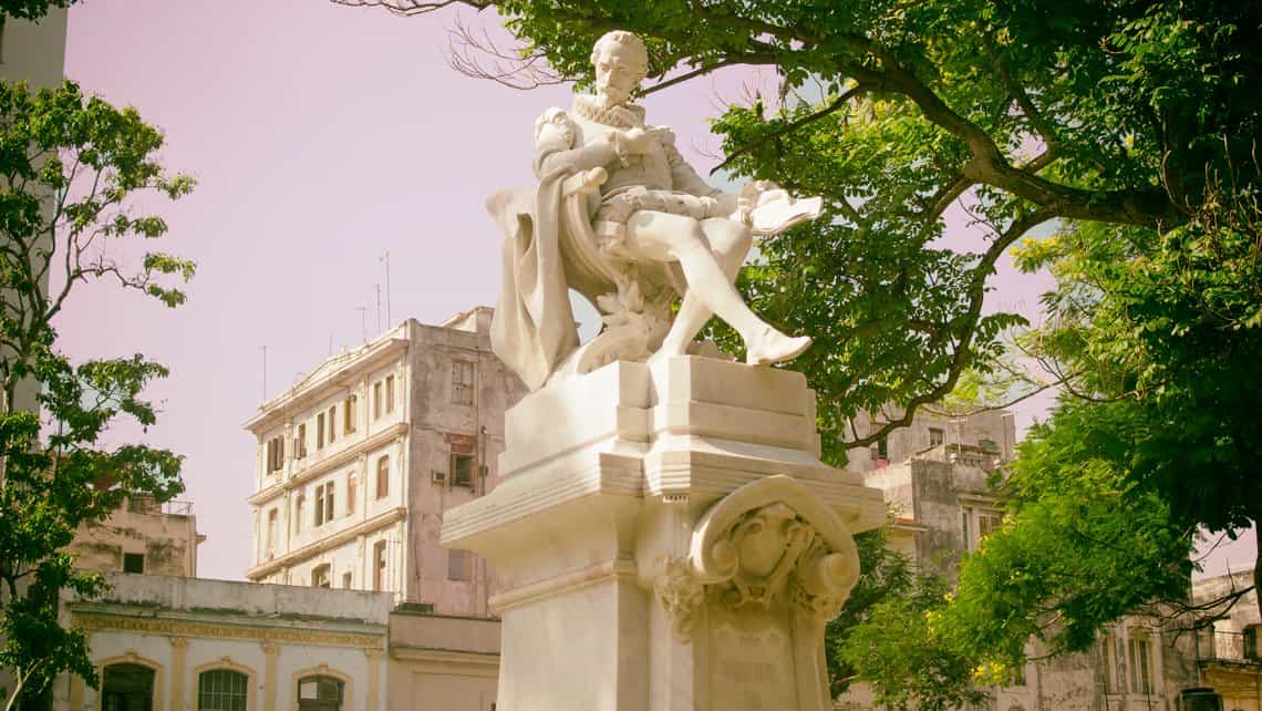 Vista del monumento a Miguel de Cervantes y Saavedra, al fondo edificios de La Habana Vieja
