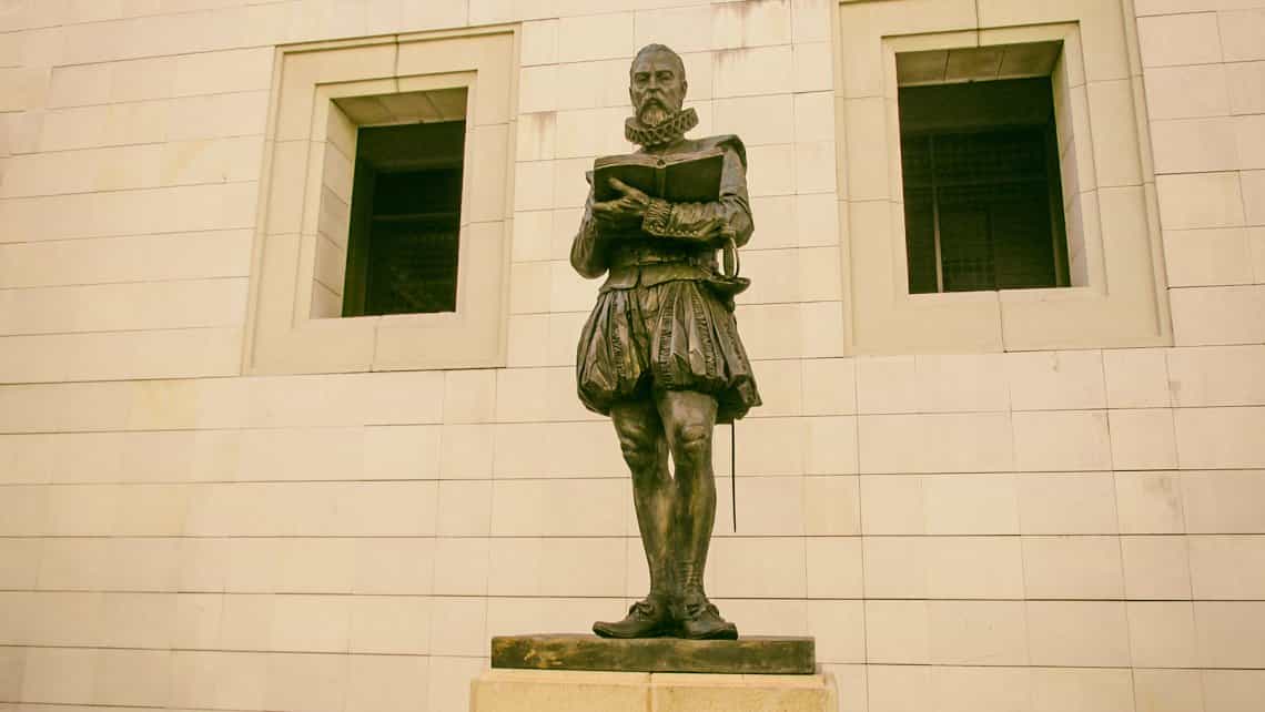 Estatua recientemente inagurada de Cervantes en La Habana Vieja