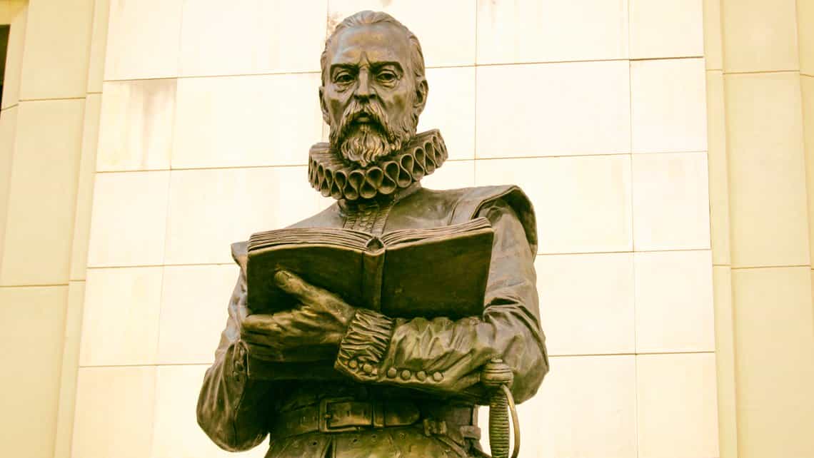 Cervantes, pluma en mano escribe palabras de su celebre obra Don Quijote de la Mancha