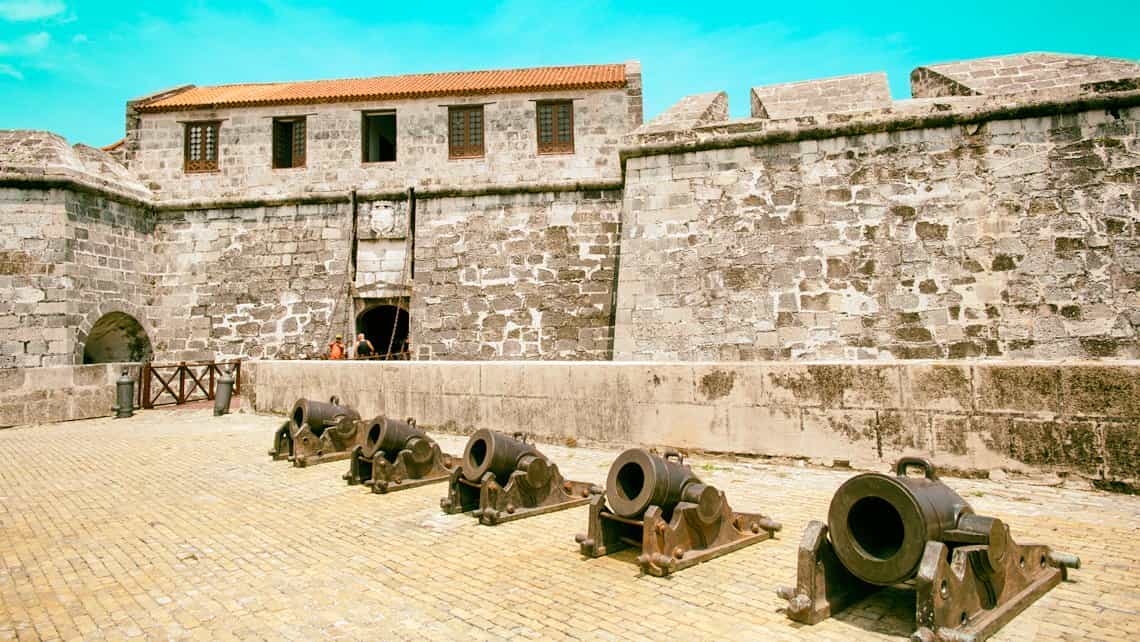 Cañones pedreros alineados en la entrada del Castillo de la Real Fuerza en La Habana Vieja