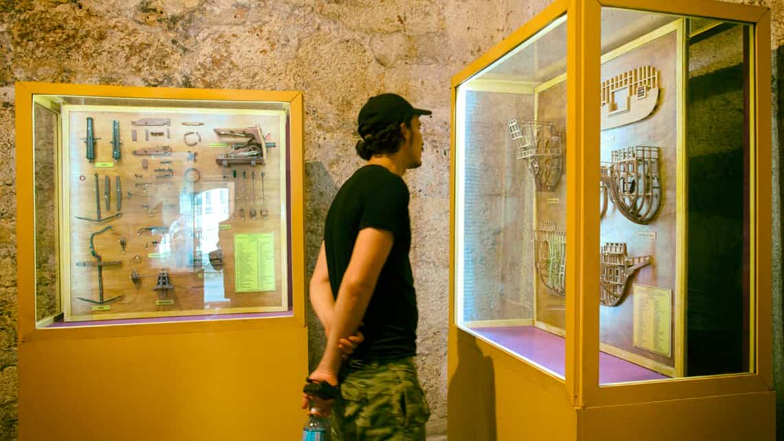 Turista escrutina una de las vitrinas del museo naval