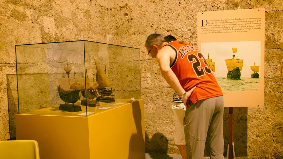 Visitantes observan replicas de antiguos navios en el museo del Castillo de la Fuerza