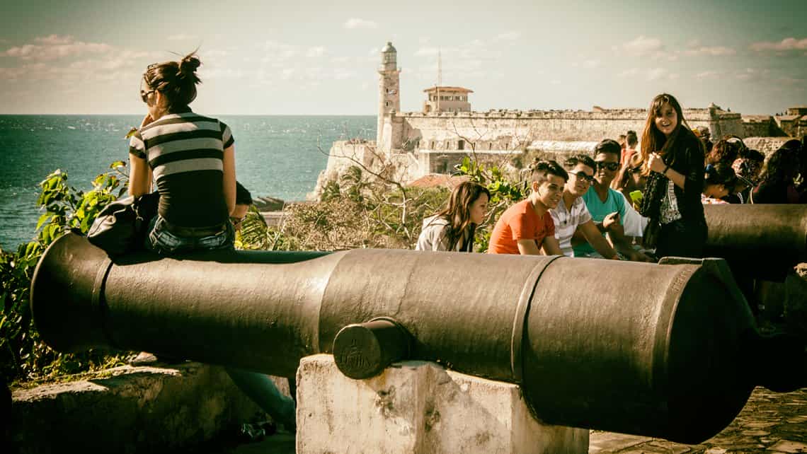 Habaneros disfrutan de vistas de la Bahia de la Habana durante la Feria del Libro