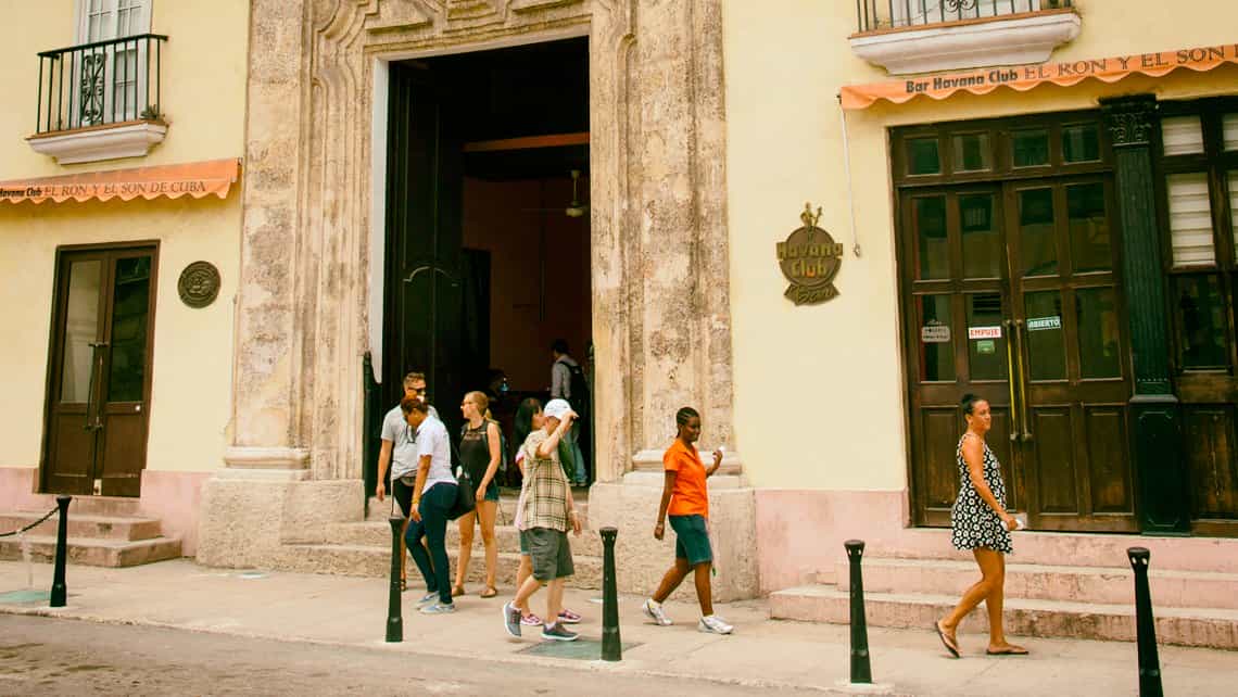 Habaneros y turistas pasean frente a la entrada del Museo del Ron Havana Club de La Habana