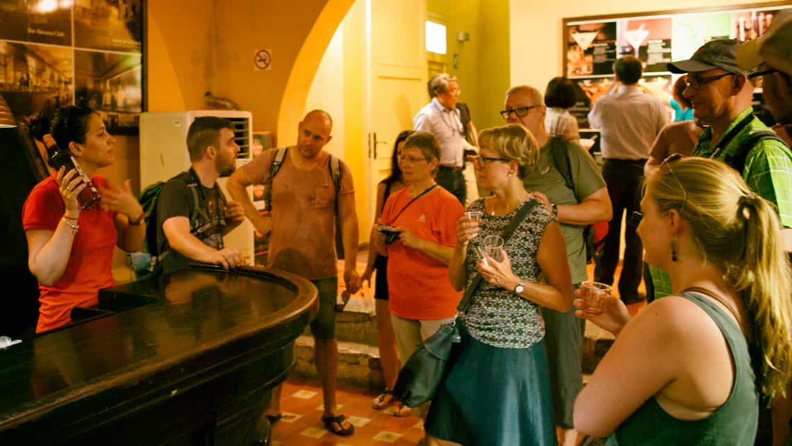 Viajeros degustan el ron Havana Club en el museo de la Habana Vieja