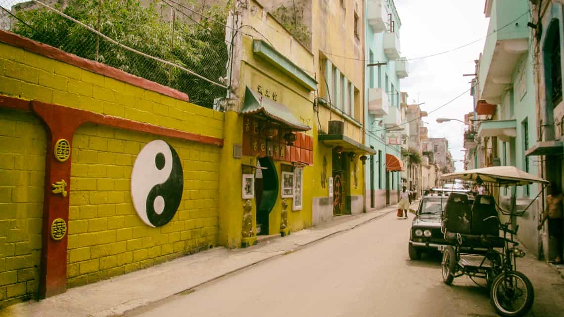 Habaneros recorren la calle Zanja en el Barrio Chino de La Habana