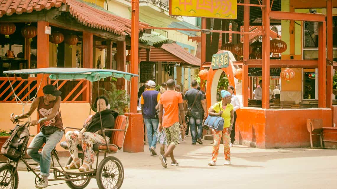 Viajeros disfrutan de uno de los mucho restaurantes del Barrio Chino