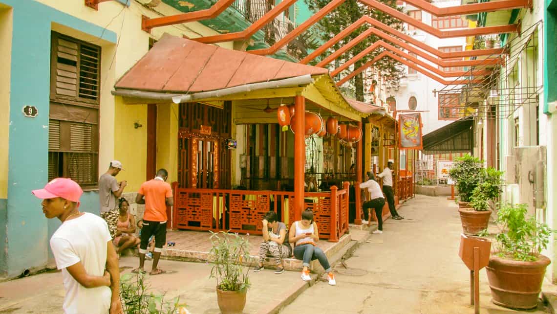 Viajeros piden indicaciones en uno de los muchos restaurantes del Barrio Chino