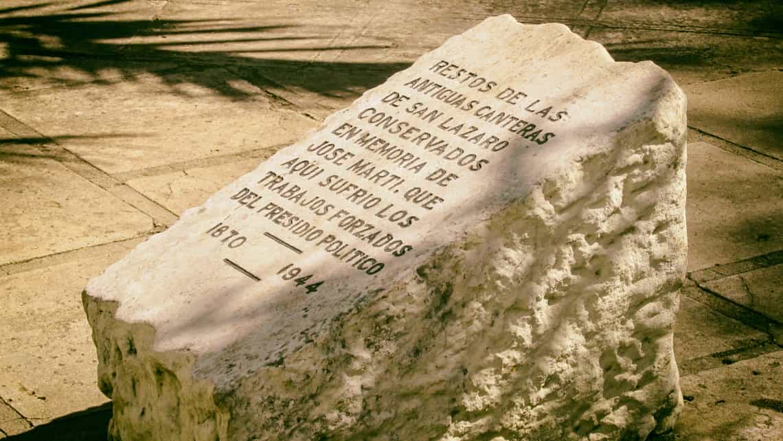 Inscripcion en una piedra de las antiguas Canteras de San Lazaro