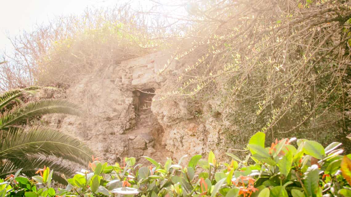 Caverna en la roca de las antiguas Canteras de San Lazaro