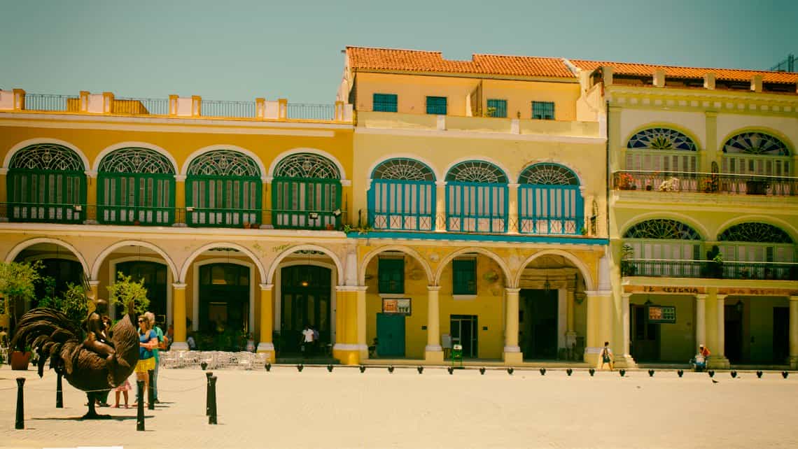 Coloridas casas coloniales en la Plaza Vieja de La Habana