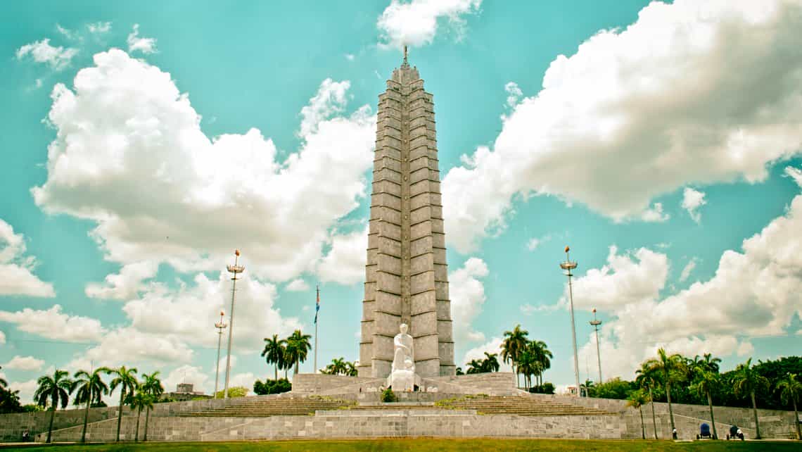 Vista del monumento a Jose Marti en la Plaza de la Revolucion de La Habana, al fondo el cielo azul de Cuba