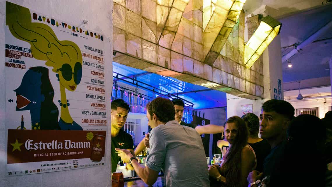 Habaneros y turistas ordenan bebidas en la FAC durante el festival Havana World Music