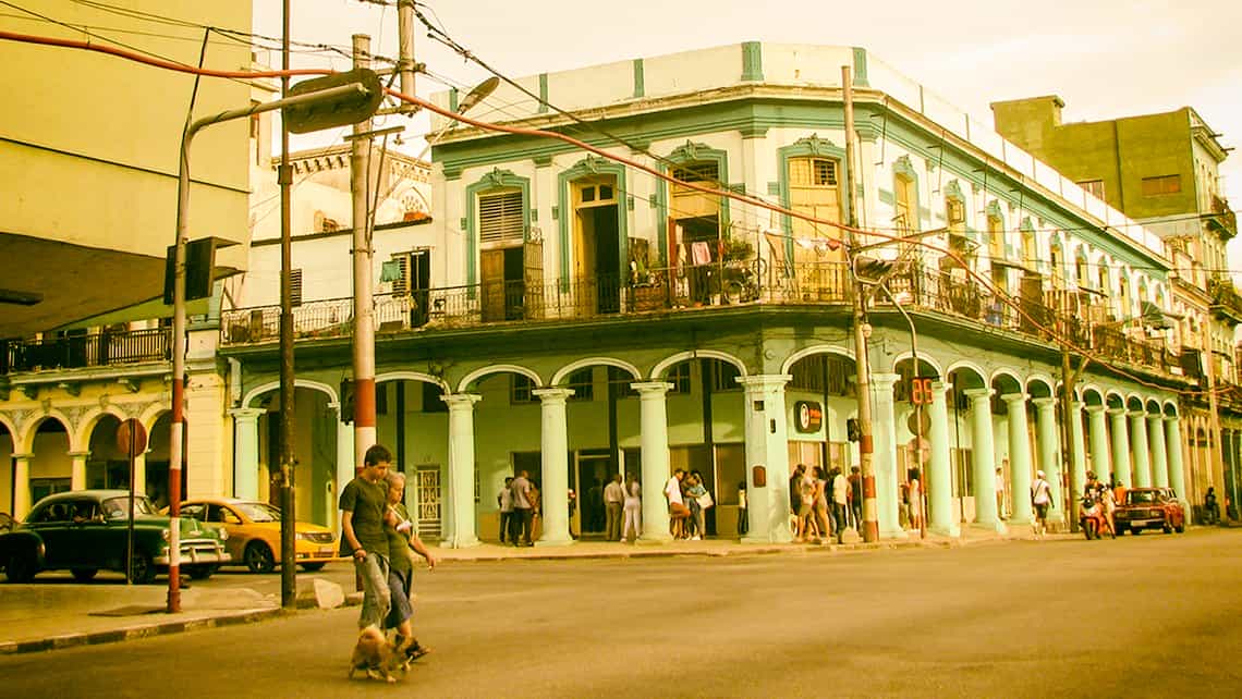 Habaneros pasean su perro por la Calle Belascoaín de Centro Habana