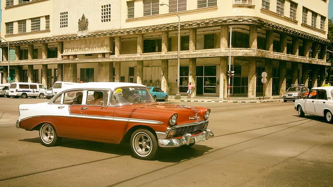 Coche americano antigo, almendron en la jerga cubana, cruza la Calle Belascoaín por Reina