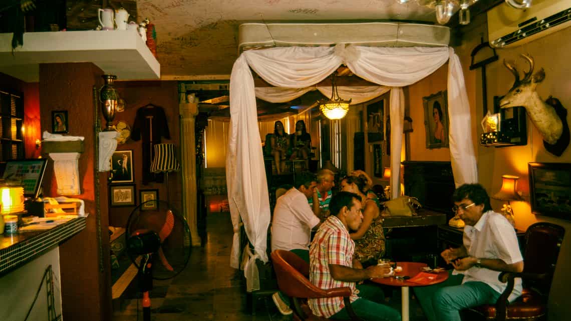 Habaneros disfrutan y conversan en el Café Fortuna Joe