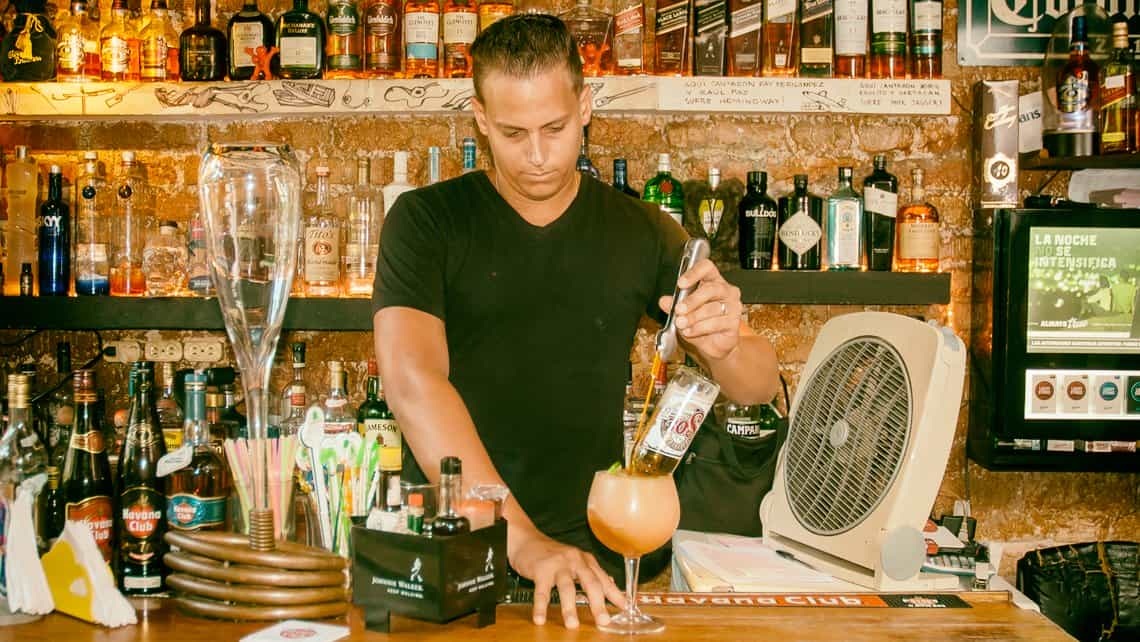 Barman prepara coctel en el Bar Espacios