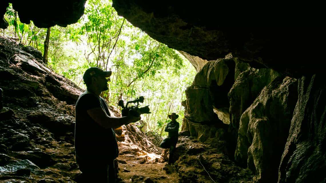 Fotografo filma en el interior de la Cueva de Palmarito en Viñales