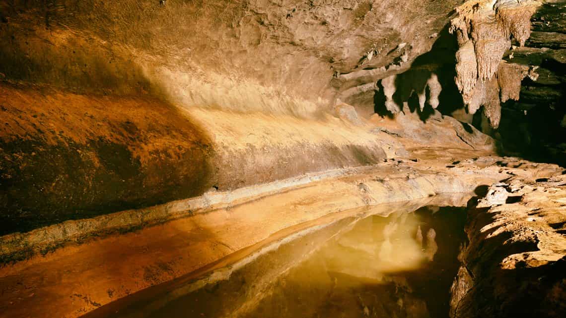 Laguna en el interior de la Cueva de Palmarito