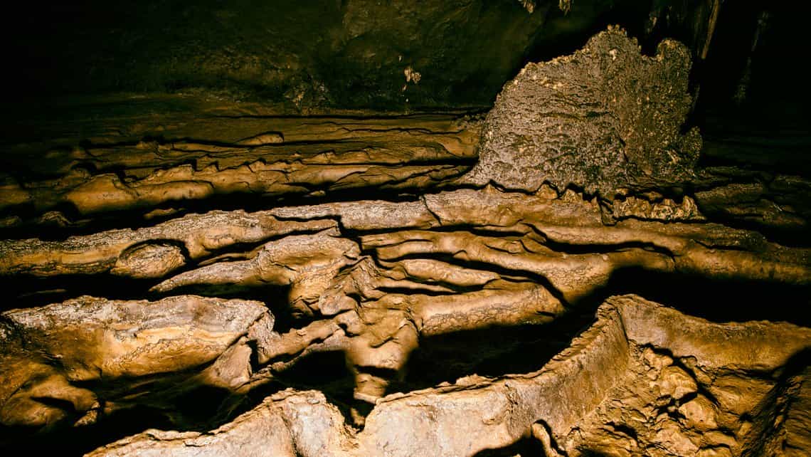 Detalles de las rocas en el interior de la Cueva de Palmarito