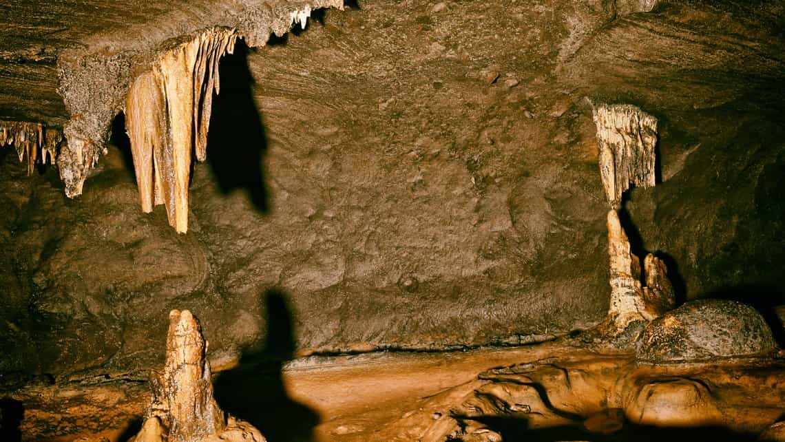 Eestalactitas y estalagmitas de la Cueva de Palmarito