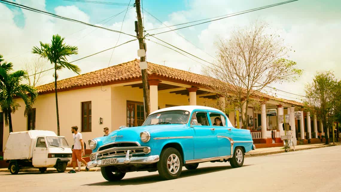 Coche americano de los años 50 con rumbo al poblado de Viñales, Pinar del Rio