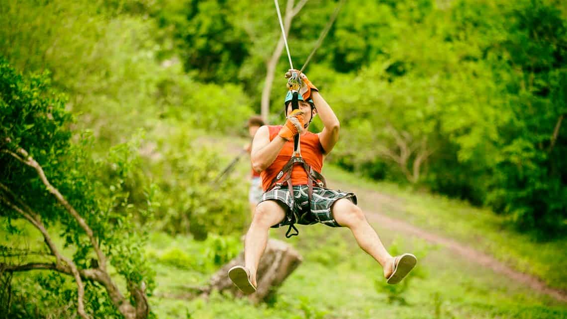 Viajero disfruta del canopy del Valle de los Ingenios en Trinidad