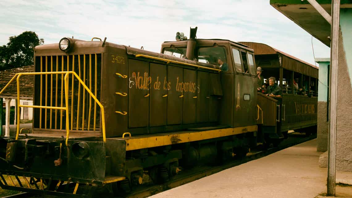 Antigua locomotora que recorre el Valle de los Ingenios con turistas