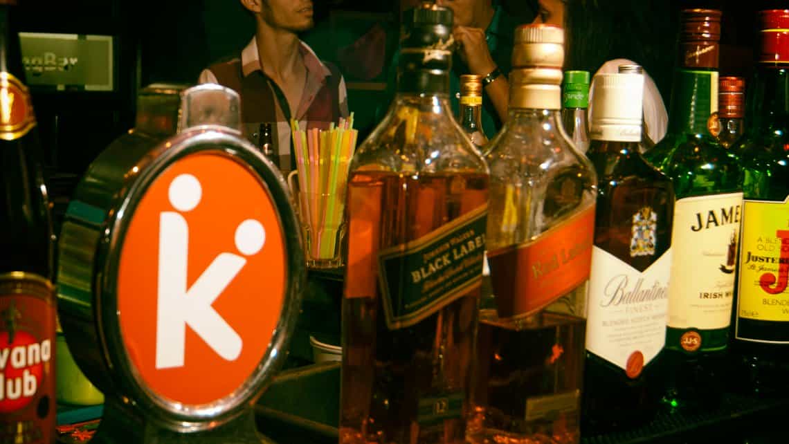 Bebidas en la barra del King Bar del Vedado, Habana, Cuba