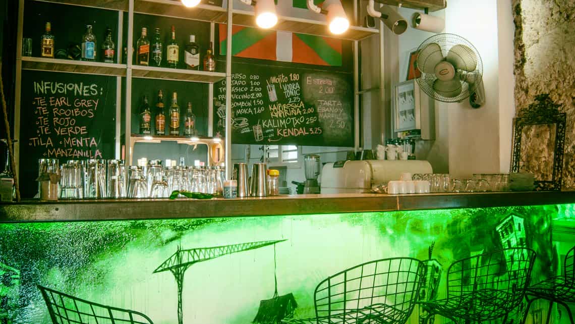 Detalle de la barra del bar en La Casa de la Bombilla Verde, Habana, Cuba