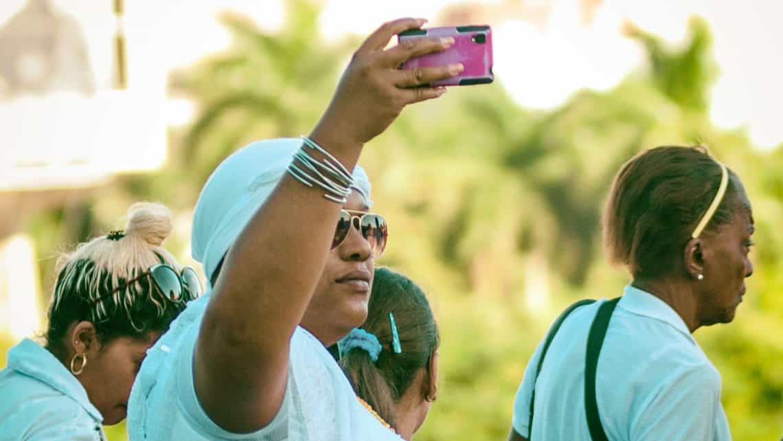 Habanera se toma selfie vestida de 'santo'