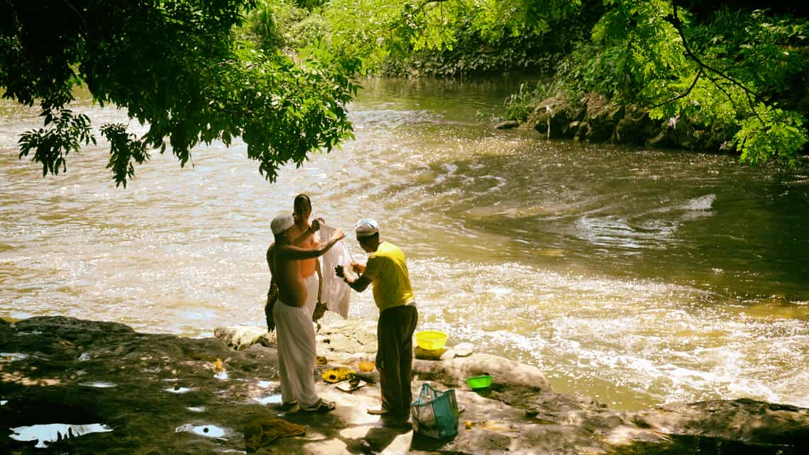 Santeros ejecutan ceremonia religiosa en la rivera del rio Almendares en el Bosque de la Habana