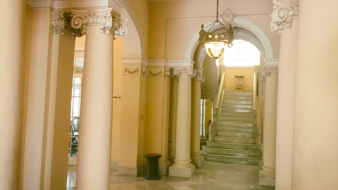 Escalera de marmol en el Centro Cultural Dulce María Loynaz