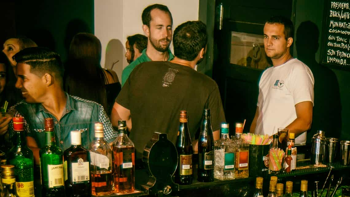 Habaneros y turistas conversan en el bar King Bar