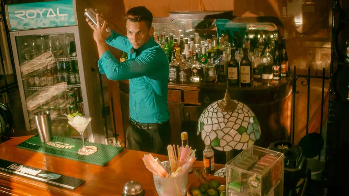 Bartender prepara un coctel en el Bar El Bohemio del Vedado Habanero