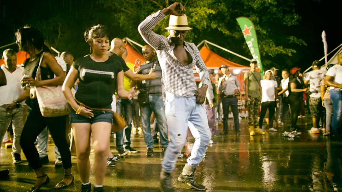 Cubanos bailan bajo la lluvia en el Festival Internacional de Salsa de La Habana