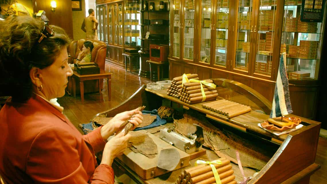 Torcedora de tabaco demuestra sus habilidades durante la Feria del Habano