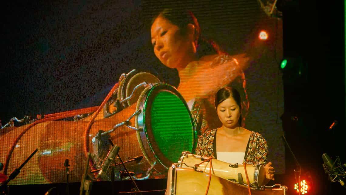 Concursante de percusion en el Festival del Tambor de La Habana