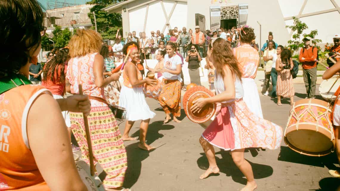 Clase magistral de musica Maracatu por el grupo brasileño Baque Mulher durante el Festival del Tambor de La Habana