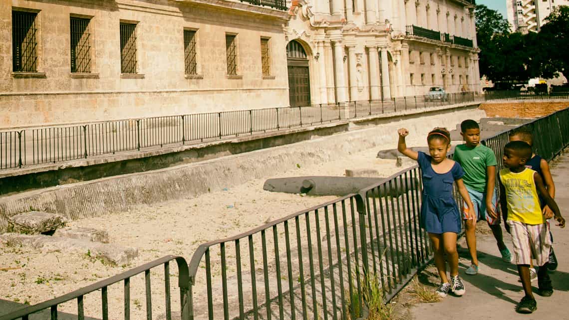 Niños recorren restos de la Muralla de la Habana