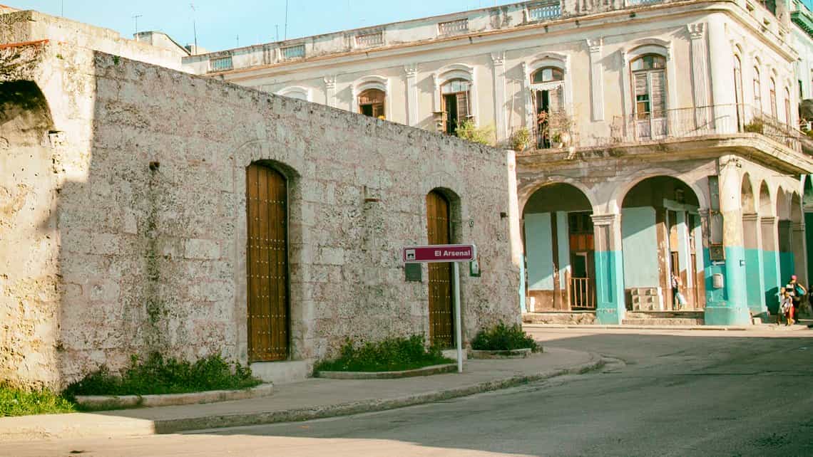 El Arsenal y restos de la antigua Muralla de la Habana
