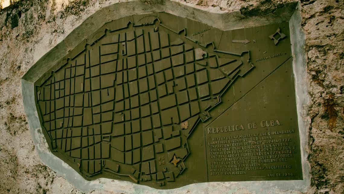 Tarja de bronce con mapa de la antigua Muralla de la Habana