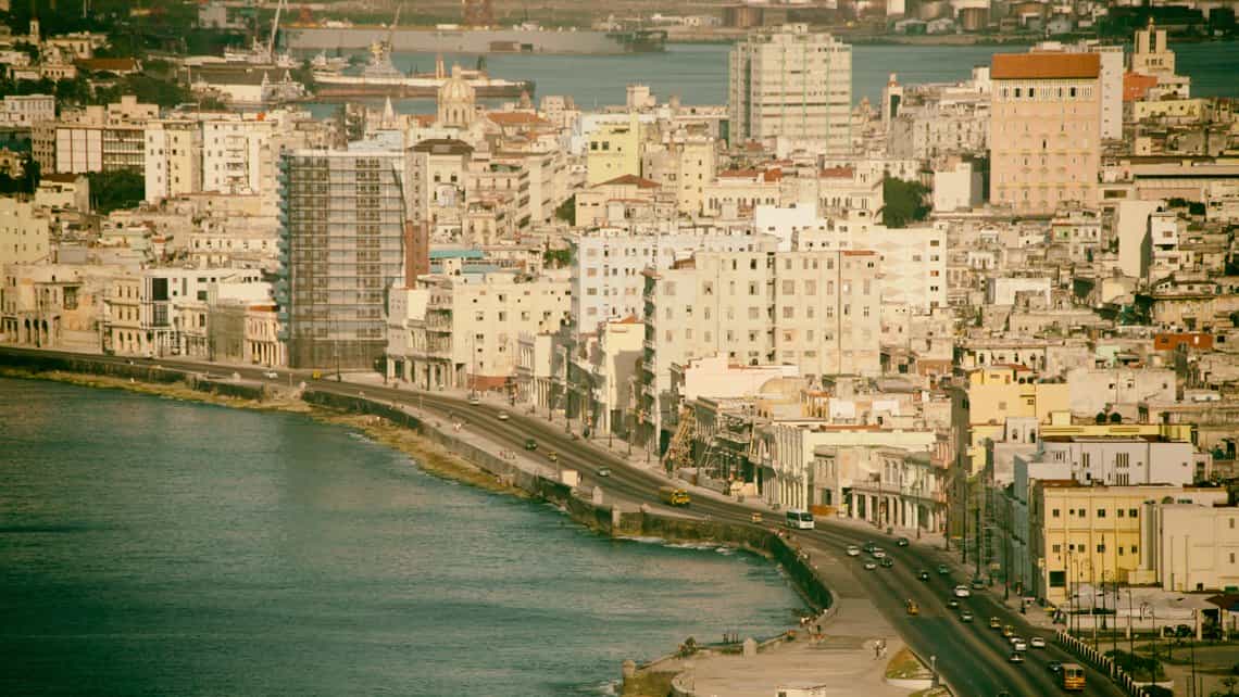 Vista del Malecon habanero en la zona de Centro Habana
