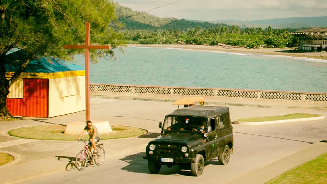 Jeep UAZ circula por el malecon de la ciudad de Baracoa