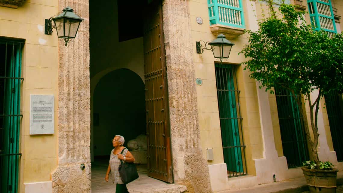 Habanera recorre tranquilamente las calle Amargura de La Habana