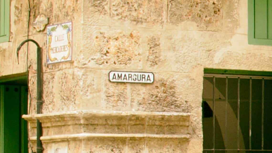 Señal identificando la calle Amargura en La Habana Vieja