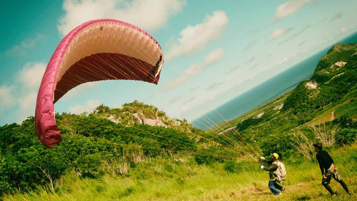 Viajeros hacen parapente en las colinas de la Isla de la Juventud